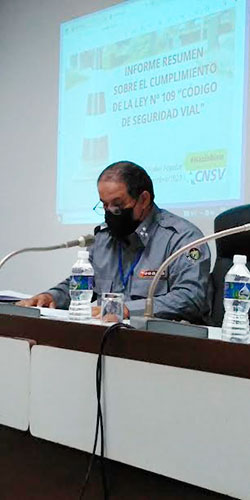 El coronel Roberto Rodríguez Fernández, jefe de la Dirección Nacional de Tránsito de la Policía Nacional Revolucionaria, ante la Comisión de Defensa y Orden Interior.