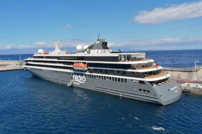 En Cienfuegos crucero alemán World Voyager