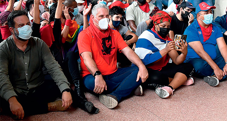 El Presidente Miguel Díaz-Canel y el eurodiputado y amigo de Cuba, Manu Pineda, compartieron con jóvenes cubanos la Sentada de los Pañuelos Rojos, en apoyo a la Revolución, que tuvo lugar frente al Parque Central capitalino. En la ocasión se escucharon canciones del trovador Tony Ávila. Foto: Joaquín Hernández Mena