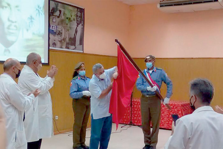 El Secretario General de la CTC coloca la medalla Jesús Menéndez en la Bandera Proeza Laboral. Foto: Raúl San Miguel