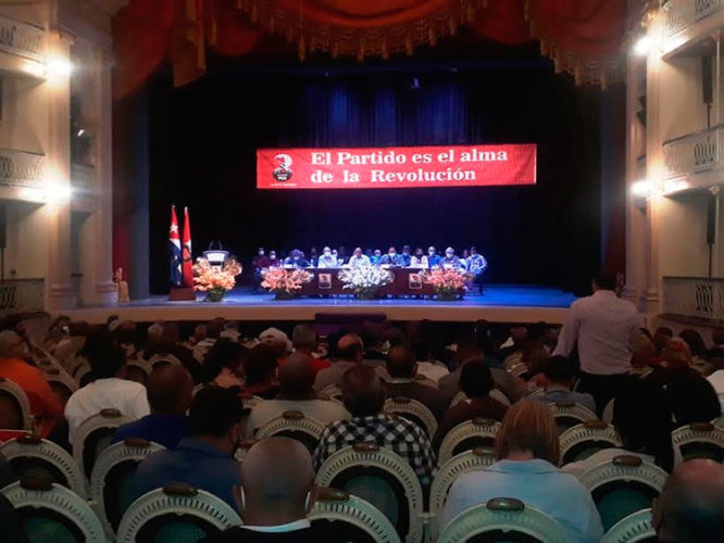 Reunida en el Teatro Sauto, la militancia yumurina se pronunció por perfeccionar la labor en la nueva etapa iniciada este domingo 5 de diciembre. Foto: Noryis