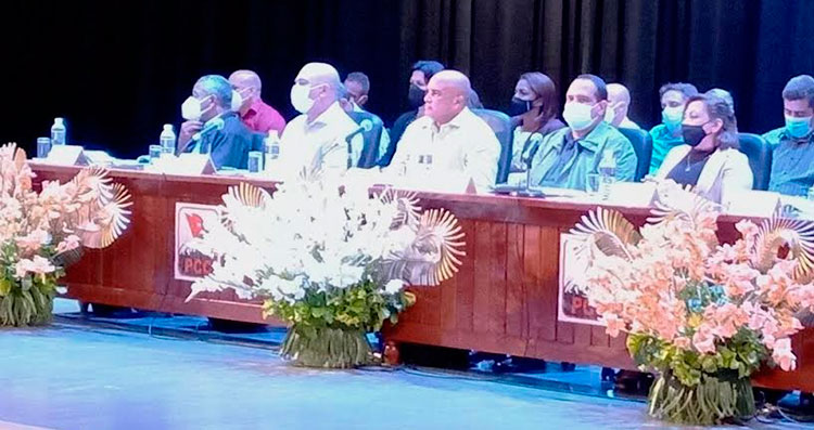 Morales Ojeda, segundo de izquierda a derecha, presidió la asamblea de balance del Comité Municipal del PCC en Matanzas. Foto: ACN