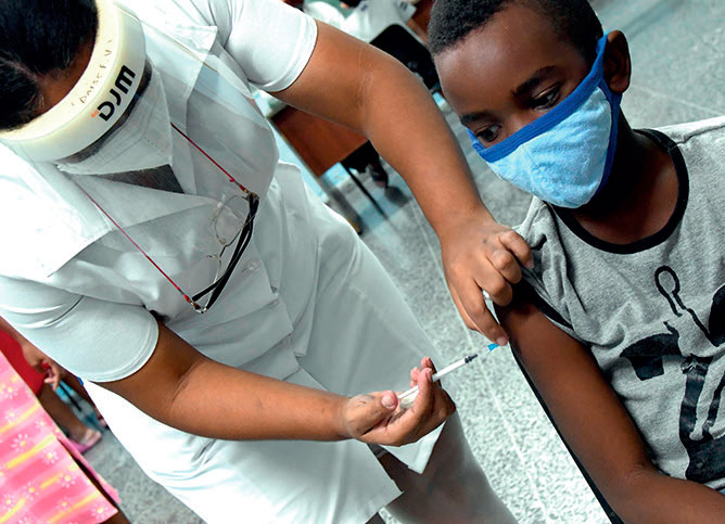 Población adulta e infantil inmunizada. Foto: Joaquín Hernández Mena