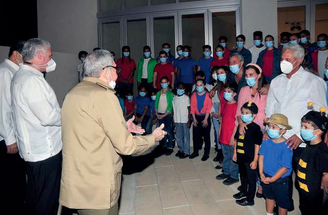 El General de Ejército Raúl Castro Ruz dialogó con los integrantes de la compañía La Colmenita y otros invitados a la inauguración del Centro Fidel Castro Ruz. Foto: Estudios Revolución