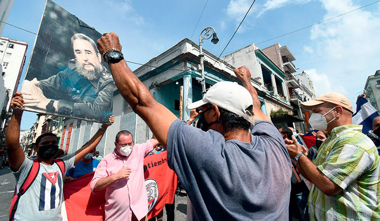 Los revolucionarios en las calles. Foto: Joaquín Hernández Mena