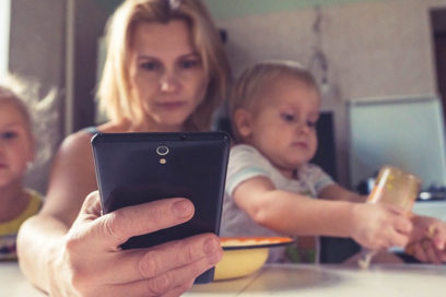 Las mujeres siguen en desventaja laboral por ser madres