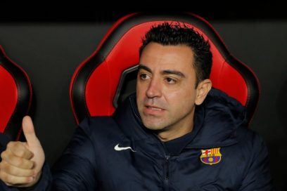 Xavi sobre el partido de Liga: «Estamos en una situación límite. Estamos entre 17-18 bajas, depende de Umtiti, que hoy ha dado negativo. Es un momento para suspender el partido. De esta forma se adultera la competición, es una locura jugar así».