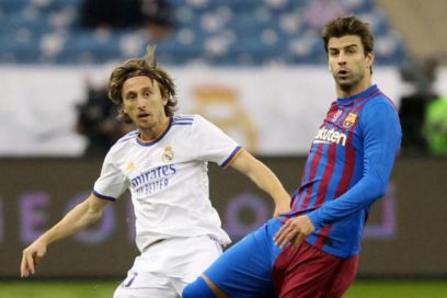 El Real Madrid se llevó el clásico de la semifinal de la Supercopa de España, tras derrotar 3-2 al Barça en tiempo extra. Vinicius, Benzema y Valverde anotaron por los merengues, mientras que Luuk de Jong y Ansu Fati marcaron por el equipo blaugrana.