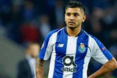 El «Tecatito» Corona ya es nuevo jugador del Sevilla.