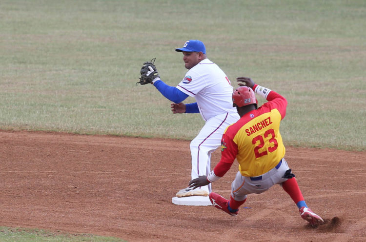 La defensa de Granma cometió dos errores, al igual que la de Matanzas. Foto: Ismael Francisco