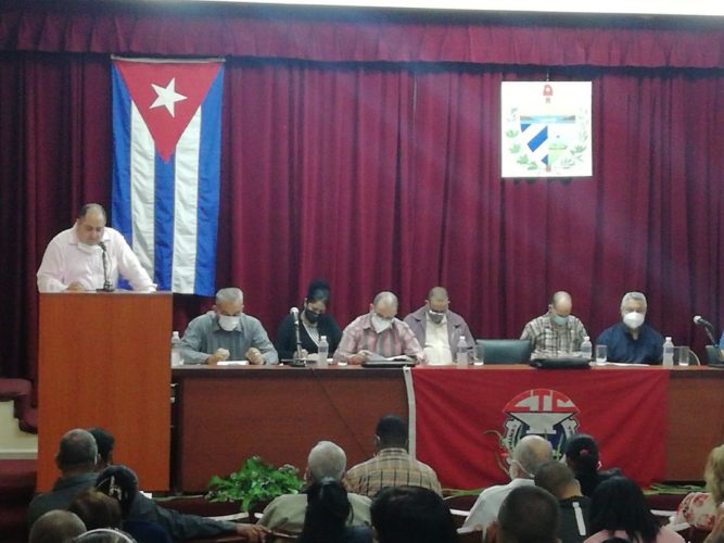 Rubén Lloga Sixto, secretario general de CTC en la provincia presentó el informe donde resumió el quehacer de los pinareños durante el 2021. Foto: Yolanda Molina Pérez