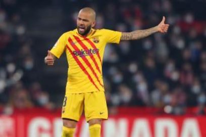 Dani Alves sobre Messi:  «Alguna vez nos lo hemos dicho, ¿dónde estarás mejor que aquí? Yo creo que sería muy bonito que él también acabara su carrera aquí. Acabar aquí podría ser un gran regalo para él y que el club se encargara de eso».
