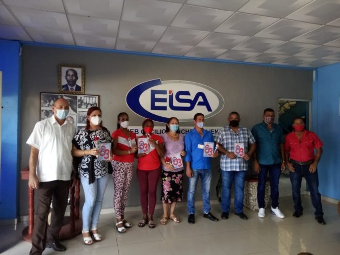 De izquierda a derecha René Berenguer, secretario general de la CTC en Santiago de Cuba, representantes de colectivos agasajados y Blas Suárez, secretario del Sindicato de Industria. Foto: Cortesía de la CTC en Santiago de Cuba