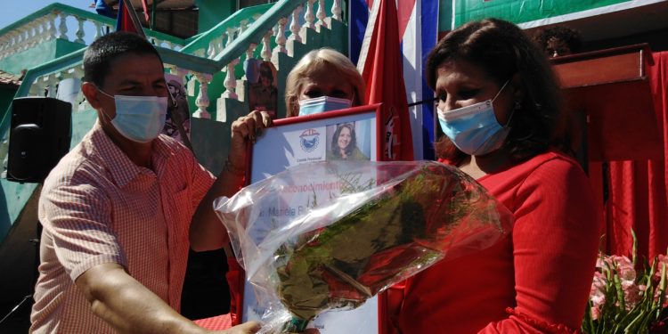 Reconocimiento especial a Mariela Burgos Márquez (a la derecha), por más de 30 años en el movimiento sindical. Foto: José Luis Martínez Alejo