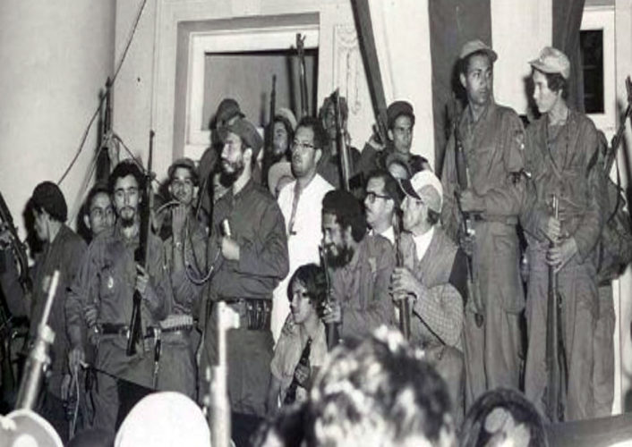 Foto histórica el acto efectuado en la noche del 6 de enero en Cienfuegos, a la llegada de la Caravana de la Libertad.