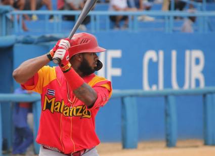Erisbel Arruebaruena, líder en jonrones con tres. Foto: Boris Luis Cabrera.