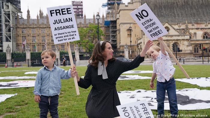 La pareja de Assange, Stella Morris, junto a los hijos de ambos, Gabriel y Max
