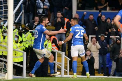 Onel Hernández marca su primer gol con el Birmingham City FC en la victoria 2-1 sobre el Barnsley