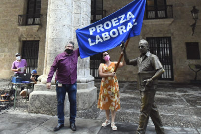 Recibe la Oficina del Historiador de la Ciudad la bandera de Proeza Laboral