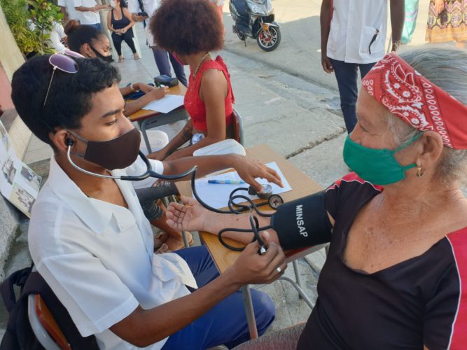Desde los primeros años de las carreras que se estudian en la Universidad de Ciencias Médicas de Santiago de Cuba los estudiantes participan en intervenciones comunitarias por la salud y la vida. Foto: Cortesía UCM de Santiago de Cuba