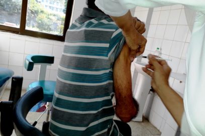 Vacunación y seguimiento a los casos positivos: claves contra la Covid-19