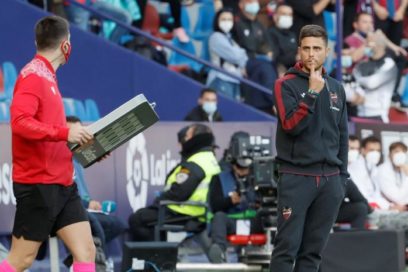 Alessio Lisci, técnico del Levante, afirmó que su equipo mereció «mucho más” ante el Cádiz. «Seguiremos, aunque hoy es difícil levantar la cabeza», agregó el técnico italiano, quien criticó el gesto que Alejo hizo a la grada tras el 0-2 en la acción previa a su expulsión.