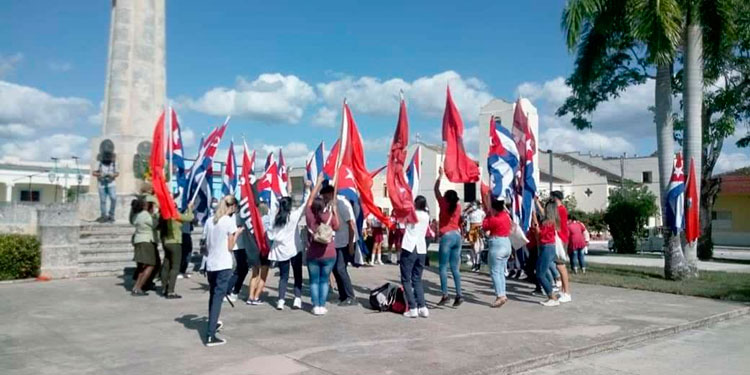 La primera parada de la Caravana en Camagüey fue en las tierras de Guáimaro, allí jóvenes patentizaron la continuidad de la Revolución.