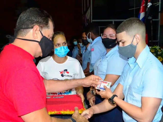 Algunos jóvenes estudiantes y trabajadores recibieron el carné que los acredita como militantes de la Unión de Jóvenes Comunistas. Foto: Cadena Agramonte
