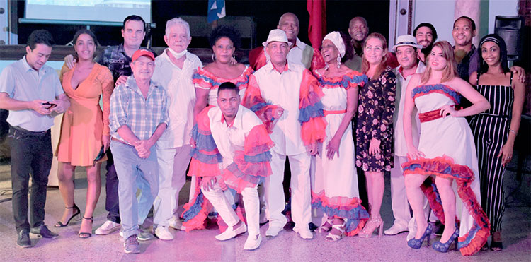 Elenco artístico que protagonizó el espectáculo. Foto: Heriberto González Brito