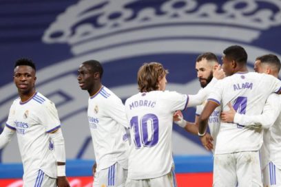 El Real Madrid golea al Valencia 4-1. Abrió la goleada con un penalti muy dudoso a Casemiro, pero luego llegaron dobletes de Vinicius y Benzema para el Madrid, en tanto Guedes marcó para el Valencia en el minuto 76 tras fallar un penalti. El club merengue se apuntaló en la cima con 49 puntos.