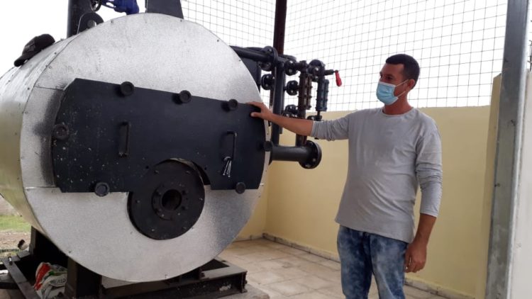 En la incipiente mipyme se trabaja en el montaje y puesta en marcha de una caldera que multiplicará las producciones y repercutirá en su calidad. Foto: Lianne Fonseca