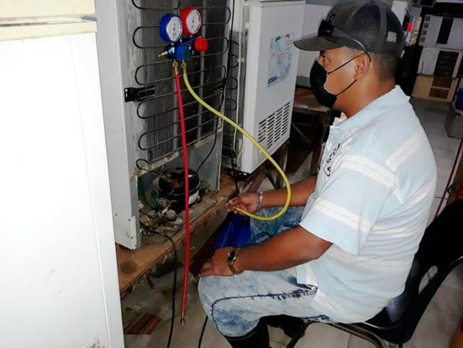 Los jóvenes siguen el paso de los más experimentados en la búsqueda de soluciones. Foto: Jorge Pérez Cruz