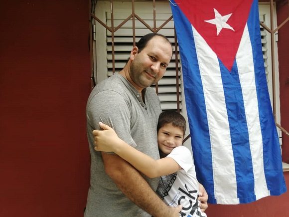 Yuri Valdés Balbín con su hijo Camilo. Foto: Parlamento cubano