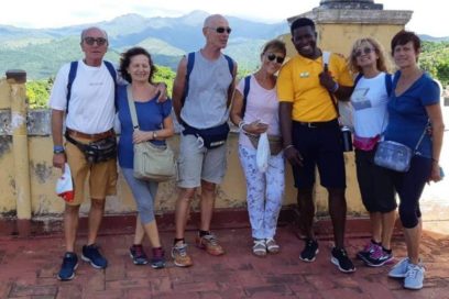 Felicita primer ministro cubano a guías de turismo en su día