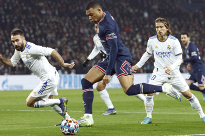 Champions League: El PSG derrotó al Real Madrid en la ida de los octavos de final con tanto de Kylian Mbappé en el descuento, luego de que Messi fallara un penal. Por otra parte, el City goleó al Sporting de Lisboa 5-0 y Bernardo Silva anotó doblete.