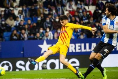 Empate en derbi catalán: El FC Barcelona y el Espanyol empataron a dos goles en la liga española. Los de Xavi se adelantaron gracias  a Pedri, pero Darder y De Tomás dieron la vuelta al marcador. En el descuento, Luuk de Jong igualó para los culés.