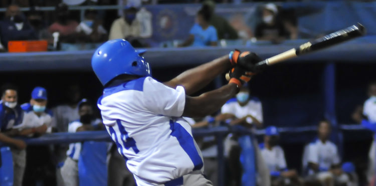 Industriales vs Holguín en el estadio Latinoamericano. Foto: José Raúl Rodríguez Robleda.