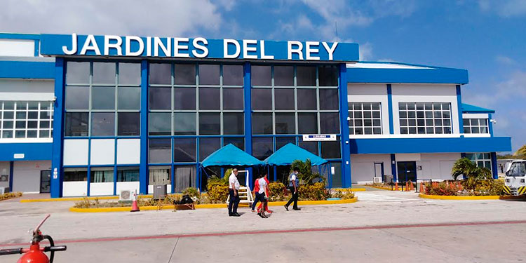 Mantenerla bonita es permanente compromiso del colectivo de la terminal aérea de Cayo Coco. Foto: José Luis Martínez Alejo