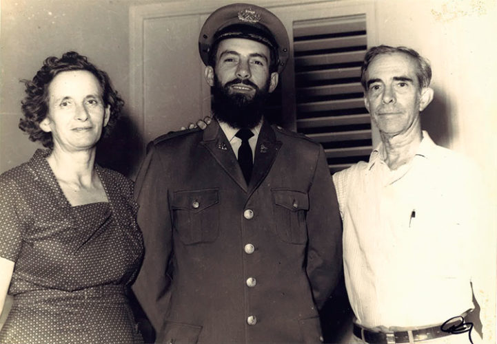 Camilo con sus padres despúes de la victoria. Foto: Perfecto Romero