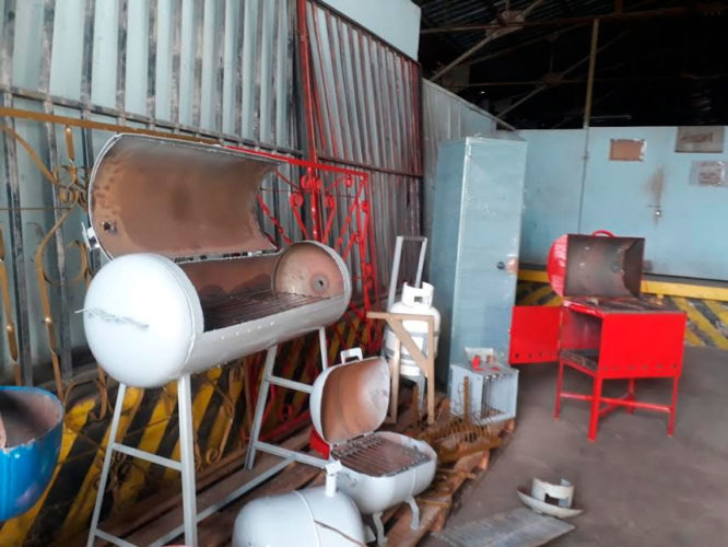 Cilindros que perdieron su valor de uso son sometidos a procesos de conformación y soldaduras para generar nuevos artículos. Foto: Noryis