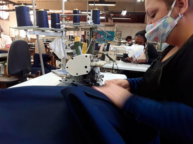 A pesar de las afectaciones con la COVID Textil 114 aspira a cumplir en este mes de enero con el encargo estatal. Foto: Yudaisis Moreno Benítez