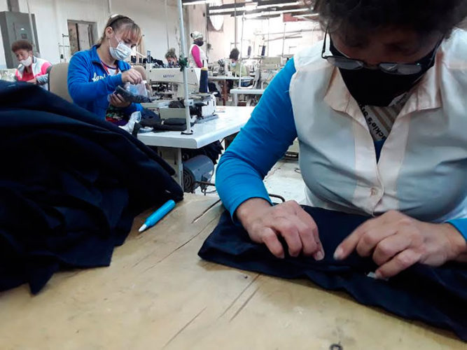 En este taller reciben el tejido y completan todo el proceso productivo hasta entregar las prendas listas para la venta. Foto: Yudaisis Moreno Benítez