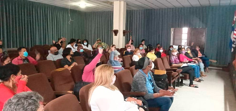 Dirigentes sindicales de Sancti Spíritus aportaron sólidos argumentos para fortalecer el accionar sindical en el territorio. Foto: Niurquis Oria Román
