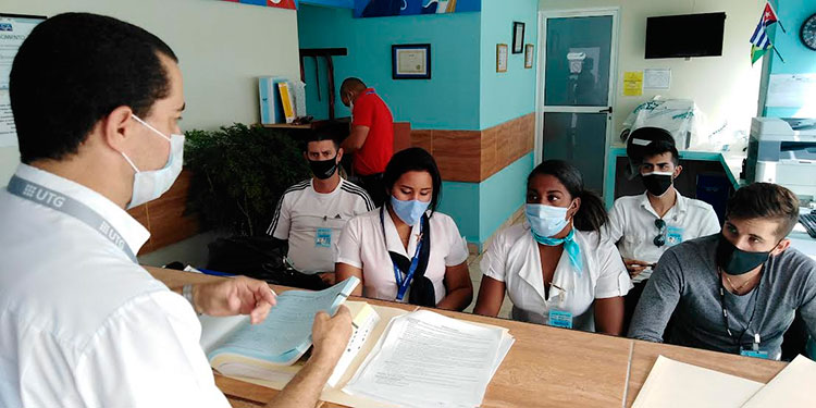 El relevo se prepara en cursos de habilitación para las operaciones aeroportuarias. Foto: José Luis Martínez Alejo