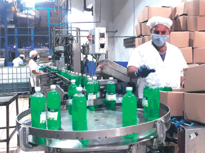 La capacidad de crear de Suchel-Jovel no la mancha ni la vieja tecnología, con la que aseguran todo el detergente distribuido en las bodegas cubanas. Foto: Noryis