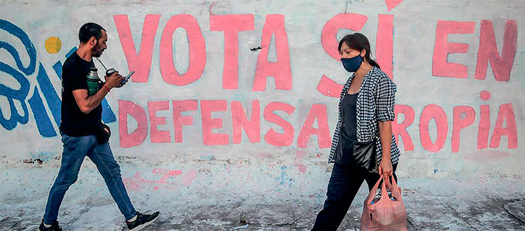 En las inmediaciones del Palacio Legislativo, en Montevideo, activistas anónimos dejaron su lema de campaña: En defensa propia, Vota Sí. Foto: Javier Calvelo, tomada de www.ladiaria.com.uy