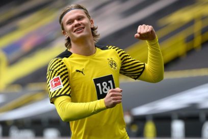 Haaland, tocado tras el parón Fifa: «Su participación es muy cuestionable. Se torció el tobillo por completo, tiene el pie hinchado, grueso y azul. Cualquiera que vio la imagen fija sabe que fue bastante traumático”, dijo Rose, DT del Dortmund.