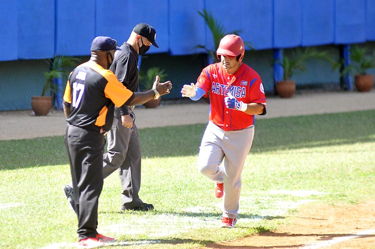 Dayán García pegó el segundo jonrón con bases llenas en Juego de Estrellas. Foto: José Raúl Rodríguez Robleda.