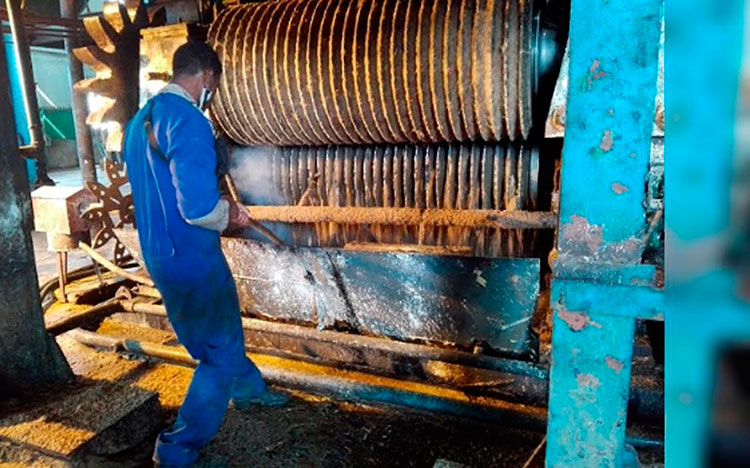El colectivo laboral de la Empresa Agroindustrial Azucarera 14 de Julio se acerca al completamiento de las 20 mil toneladas de azúcar en la actual zafra. Foto: Armando Sáez Chávez