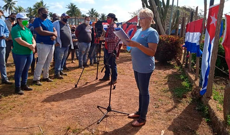 Niurka Ferrer Castillo leyó la convocatoria a la celebración del venidero 1ro de Mayo. Foto Sulema Véliz Pina